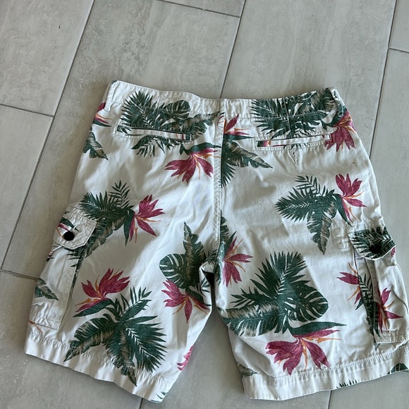 Arizona Jeans Co Tropical Print Cargo Shorts Size 36 - Picture 2 of 7